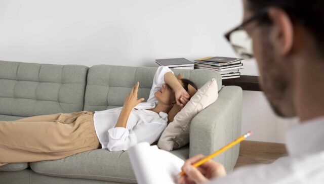 Psikolog Randevu: Ruhsal Sağlığınız İçin Atacağınız İlk Adım 61 young person with anxiety talking specialist scaled